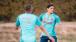 Pedro treina com grupo do Flamengo em Doha após lesão na coxa