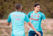 Pedro treina com grupo do Flamengo em Doha após lesão na coxa