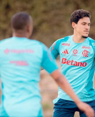 Pedro treina com grupo do Flamengo em Doha após lesão na coxa