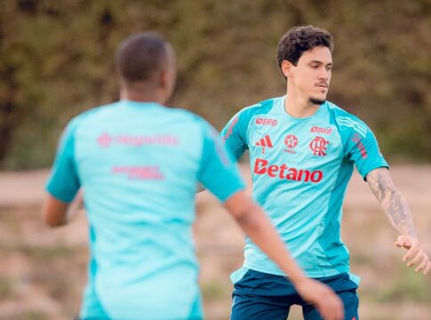 Pedro treina com grupo do Flamengo em Doha após lesão na coxa