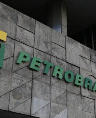 Funcionários da Petrobras entram em greve por tempo indeterminado