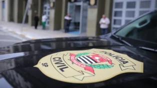 Emblema da Polícia Civil de São Paulo em um carro
