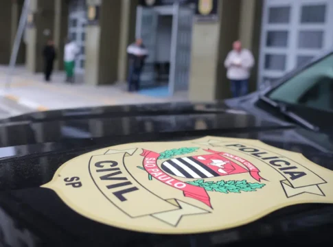 Emblema da Polícia Civil de São Paulo em um carro