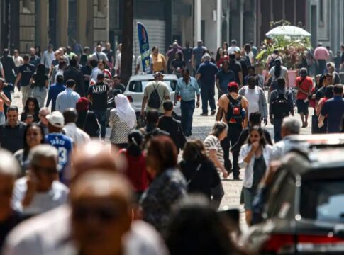 Mais de 8,6 milhões deixam pobreza; Brasil tem melhor nível desde 2012, afirma IBGE