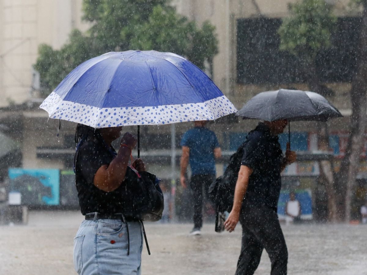 pessoas caminhando na chuva