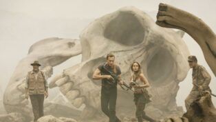 Imagem promocional do grupo de viajantes tentando conter Kong