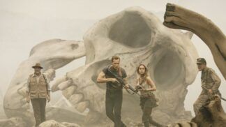 Imagem promocional do grupo de viajantes tentando conter Kong