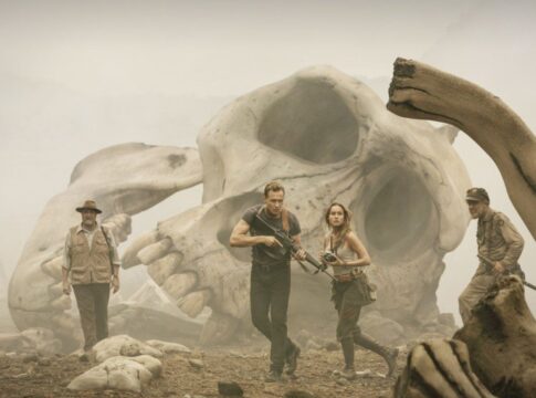 Imagem promocional do grupo de viajantes tentando conter Kong