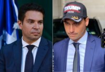 A imagem é uma montagem composta por dois retratos verticais lado a lado, apresentando duas figuras políticas proeminentes da direita brasileira. Ramagem é mostrado em um plano médio, do peito para cima, voltado levemente para a direita com um olhar sério e fixo. Eduardo é retratado de frente, mas com a cabeça levemente inclinada para baixo, olhando em direção à câmera. Eduardo usa um boné preto de estilo político norte-americano. Na frente do boné, lê-se em letras brancas e vermelhas: 