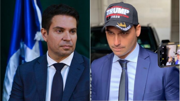 A imagem é uma montagem composta por dois retratos verticais lado a lado, apresentando duas figuras políticas proeminentes da direita brasileira. Ramagem é mostrado em um plano médio, do peito para cima, voltado levemente para a direita com um olhar sério e fixo. Eduardo é retratado de frente, mas com a cabeça levemente inclinada para baixo, olhando em direção à câmera. Eduardo usa um boné preto de estilo político norte-americano. Na frente do boné, lê-se em letras brancas e vermelhas: 