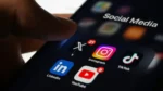 Apps de redes sociais em uma tela de celular: X/Twitter, Instagram, TikTok, LinkedIn e Youtube