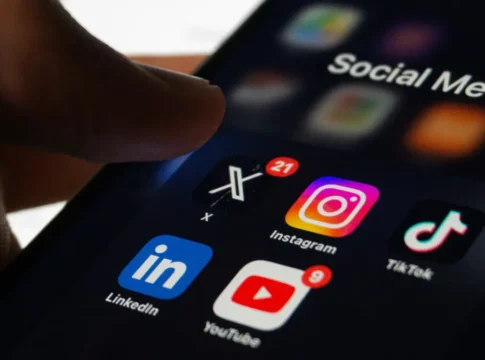 Apps de redes sociais em uma tela de celular: X/Twitter, Instagram, TikTok, LinkedIn e Youtube