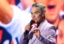 Robbie Williams, cantor britânico, em apresentação no sorteio da Copa do Mundo 2026
