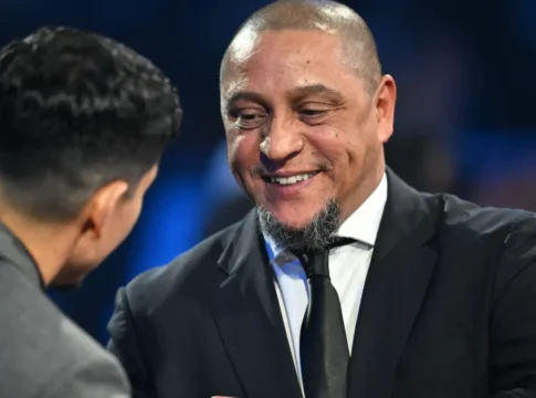 Scaloni traz a taça, e Roberto Carlos deseja sorte a Ancelotti