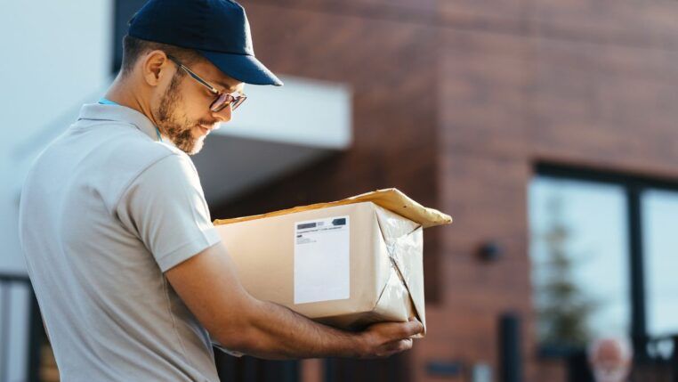 Em imagem ilustrada homem entrega encomendas