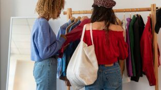 Em imagem ilustrativa, mulheres escolhe roupas