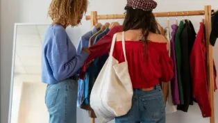 Em imagem ilustrativa, mulheres escolhe roupas