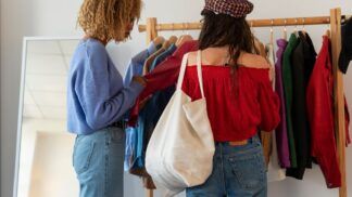 Em imagem ilustrativa, mulheres escolhe roupas