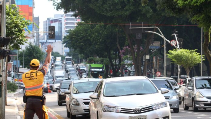 Mais de 150 semáforos continuam apagados em São Paulo por falta de energia