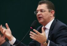 Quem é Sóstenes Cavalcante, deputado federal líder do PL e alvo de operação da PF