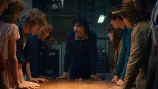 Em cena, grupo trama contra Vecna