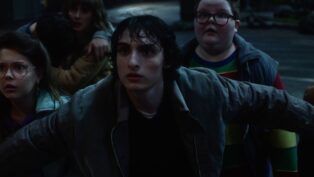 Em imagem da série de Stranger Things, Mike tenta proteger as crianças
