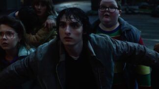 Em imagem da série de Stranger Things, Mike tenta proteger as crianças