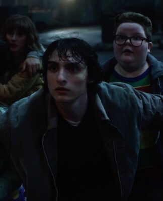 Em imagem da série de Stranger Things, Mike tenta proteger as crianças