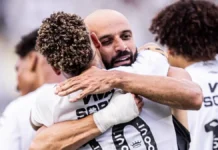 Thaciano e Neymar comemoram gol do Santos diante do Cruzeiro, pelo Brasileirão Série A 2025