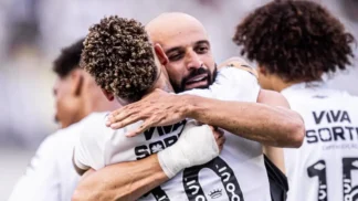 Thaciano e Neymar comemoram gol do Santos diante do Cruzeiro, pelo Brasileirão Série A 2025