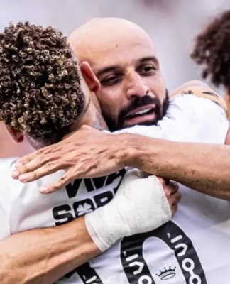 Thaciano e Neymar comemoram gol do Santos diante do Cruzeiro, pelo Brasileirão Série A 2025