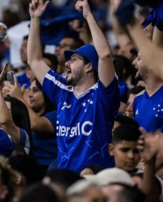 Torcedores atendem pedido de Leonardo Jardim e prestigiam treino do Cruzeiro