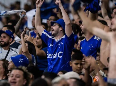 Torcedores atendem pedido de Leonardo Jardim e prestigiam treino do Cruzeiro