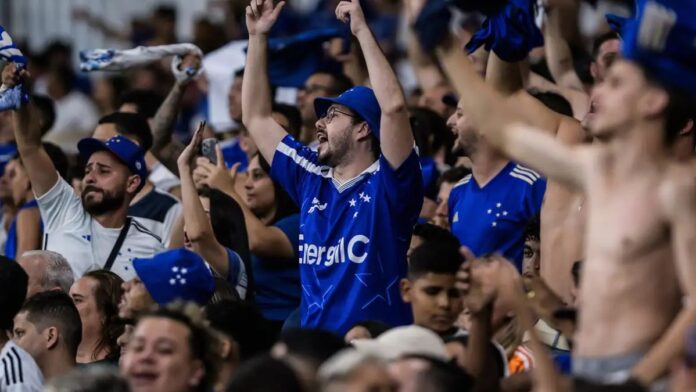 Torcedores atendem pedido de Leonardo Jardim e prestigiam treino do Cruzeiro