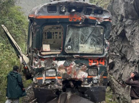 Acidente frontal de trens no Peru mata maquinista e fere dezenas de pessoas