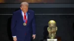 Presidente dos Estados Unidos, Donald Trump recebe o Prêmio da Paz da FIFA durante o sorteio da Copa do Mundo 2026