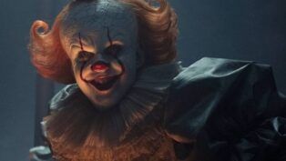 Em imagem, mostra It: A Coisa, rindo