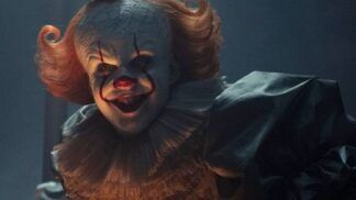 Em imagem, mostra It: A Coisa, rindo