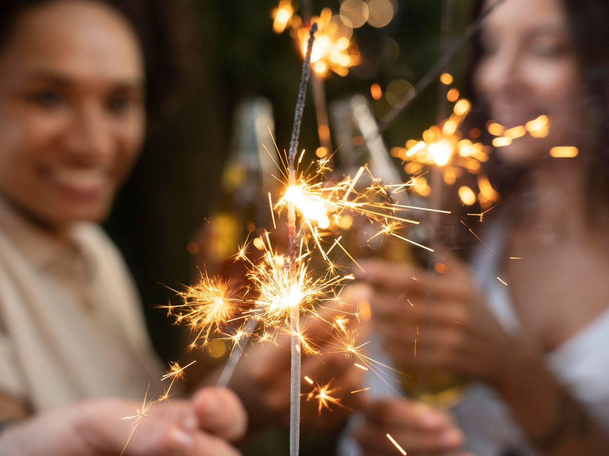 Na foto tem duas pessoas segurando dois itens que brilham.