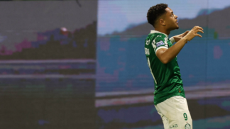 Vitor Roque celebra gol pelo Palmeiras