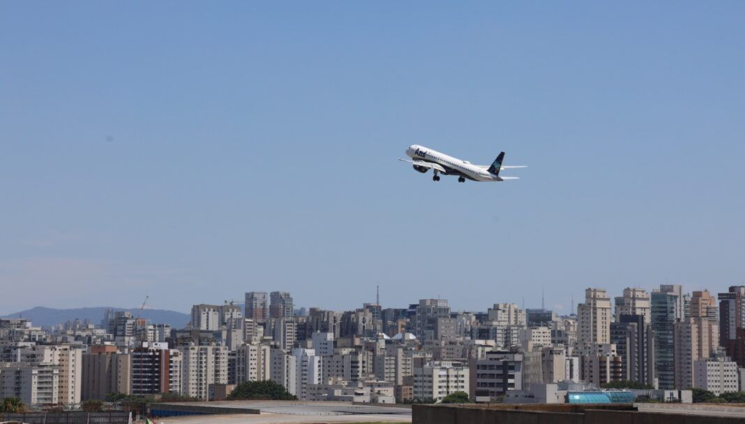 Avião da Azul Linhas Aéreas decola do Aeroporto de Congonhas