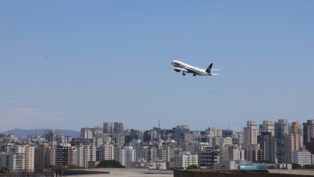 Avião da Azul Linhas Aéreas decola do Aeroporto de Congonhas