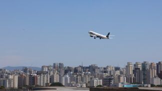 Avião da Azul Linhas Aéreas decola do Aeroporto de Congonhas