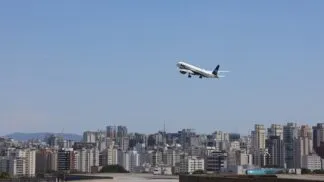 Avião da Azul Linhas Aéreas decola do Aeroporto de Congonhas