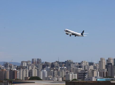 Avião da Azul Linhas Aéreas decola do Aeroporto de Congonhas