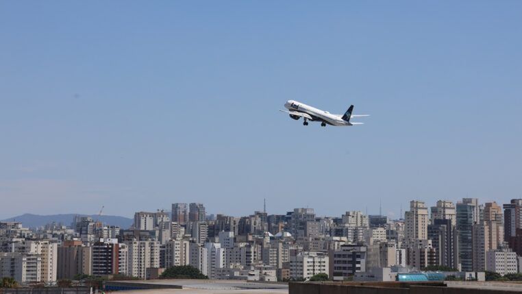 Avião da Azul Linhas Aéreas decola do Aeroporto de Congonhas