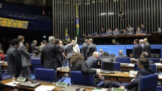 Senadores aprovam, em primeiro turno, a proposta que estabelece o voto aberto em todas as decisões do Legislativo (PEC 43/13).