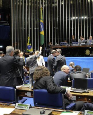 Senadores aprovam, em primeiro turno, a proposta que estabelece o voto aberto em todas as decisões do Legislativo (PEC 43/13).