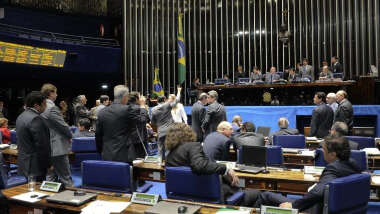 Senadores aprovam, em primeiro turno, a proposta que estabelece o voto aberto em todas as decisões do Legislativo (PEC 43/13).