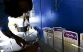 Apostadores fazem filas em casas lotéricas de Brasília. A Caixa Econômica Federal sorteia amanhã (12) a lotofácil da Independência.